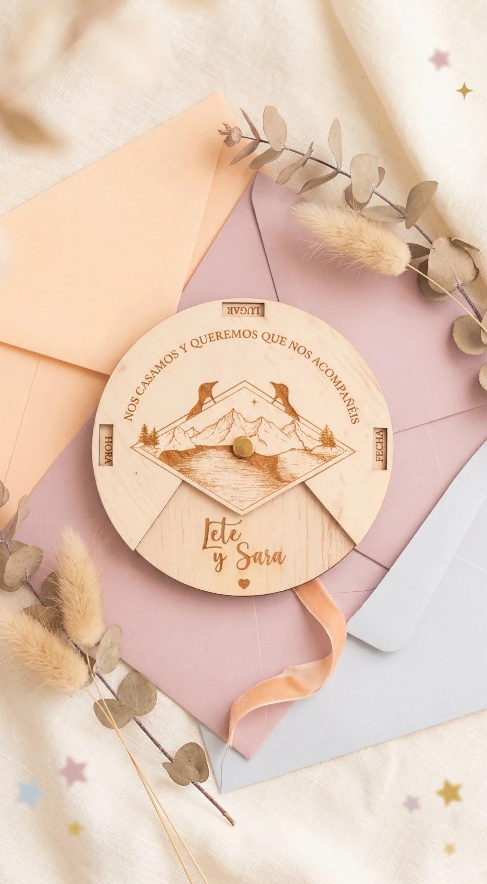 Invitación de boda de madera giratoria grabada con los nombres de los novios